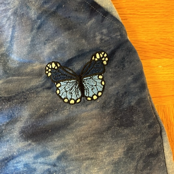 Tie-dye long shorts with butterfly detail - Picture 4 of 6